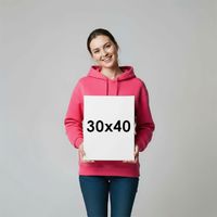Девушка показывает размер картины 30 на 40 см
