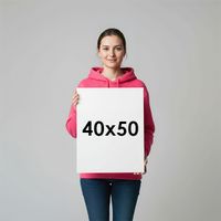 Девушка показывает размер картины 40 на 50 см