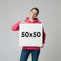 Девушка показывает квадратный формат 50 на 50 см