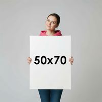 Девушка показывает размер картины 50 на 70 см