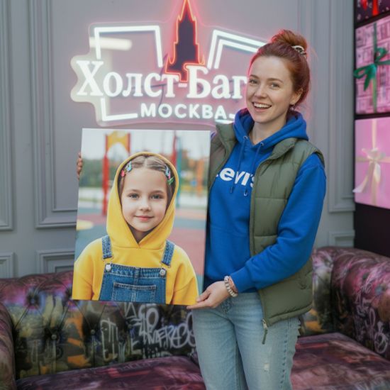 Мама показывает детский портрет  с дочкой